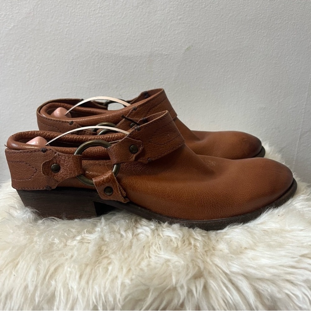 FRYE Carson harness mule clog